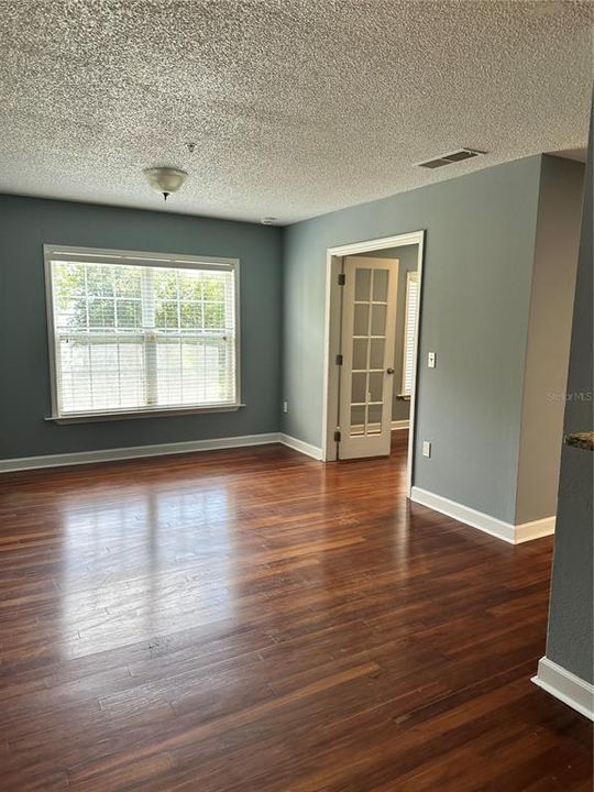 For Rent: $1,375 (1 beds, 1 baths, 830 Square Feet)