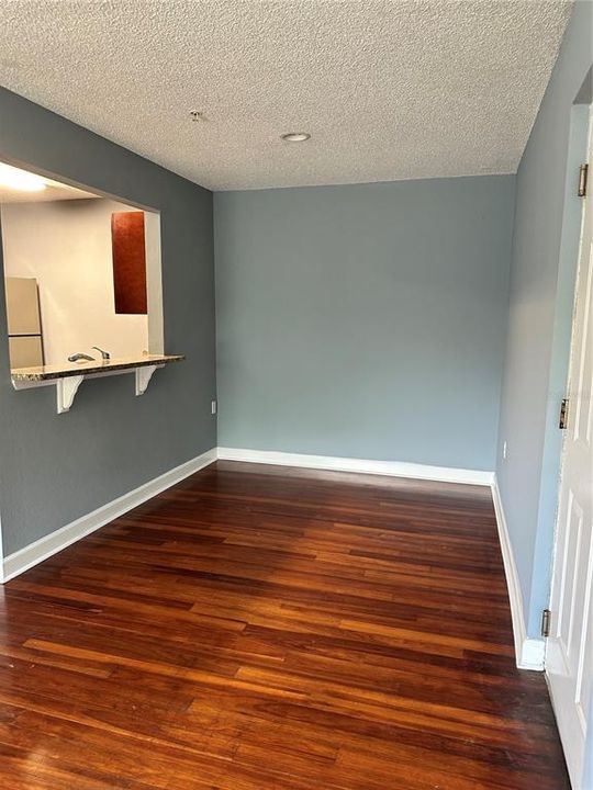 For Rent: $1,375 (1 beds, 1 baths, 830 Square Feet)
