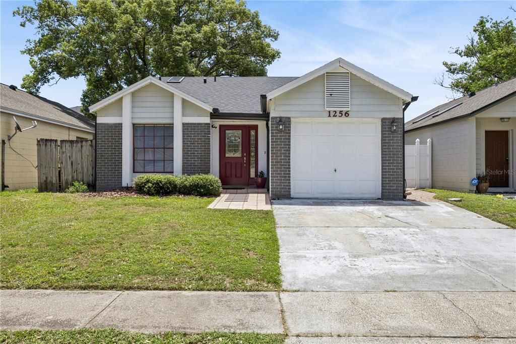 合同活跃: $249,900 (3 贝兹, 1 浴室, 1268 平方英尺)