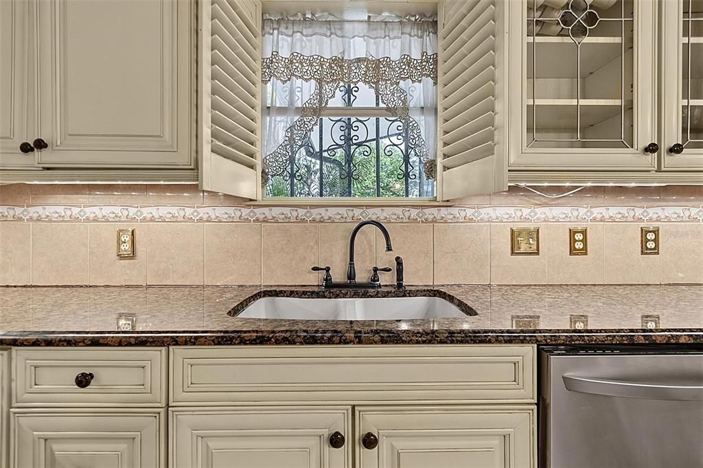 For Sale: $444,900 (6 beds, 4 baths, 3918 Square Feet)