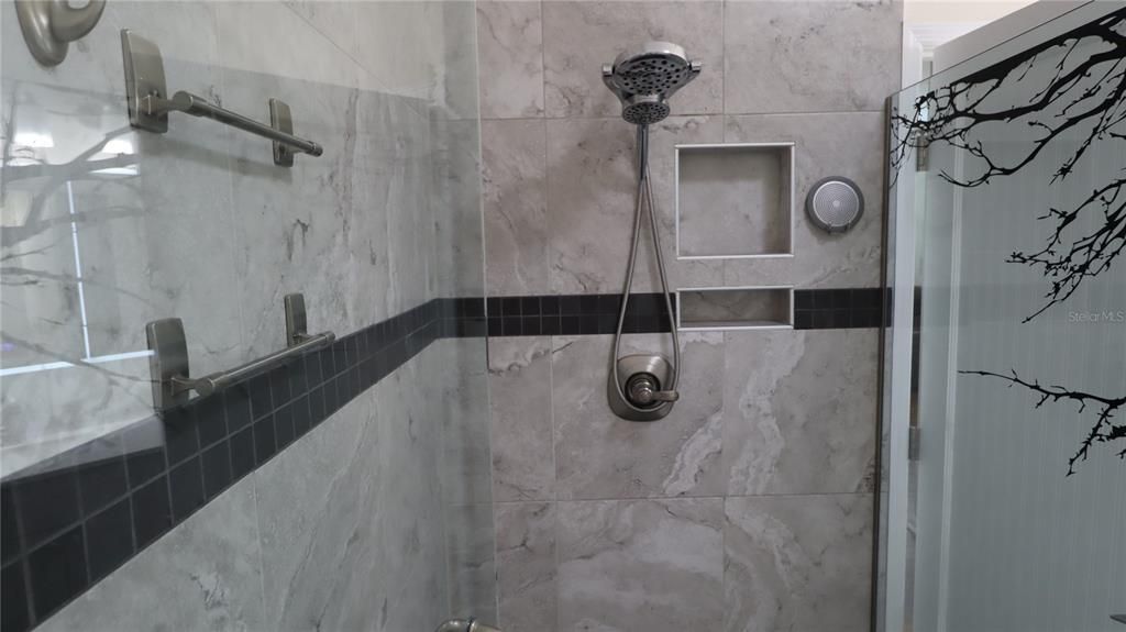For Sale: $327,500 (3 beds, 2 baths, 1893 Square Feet)