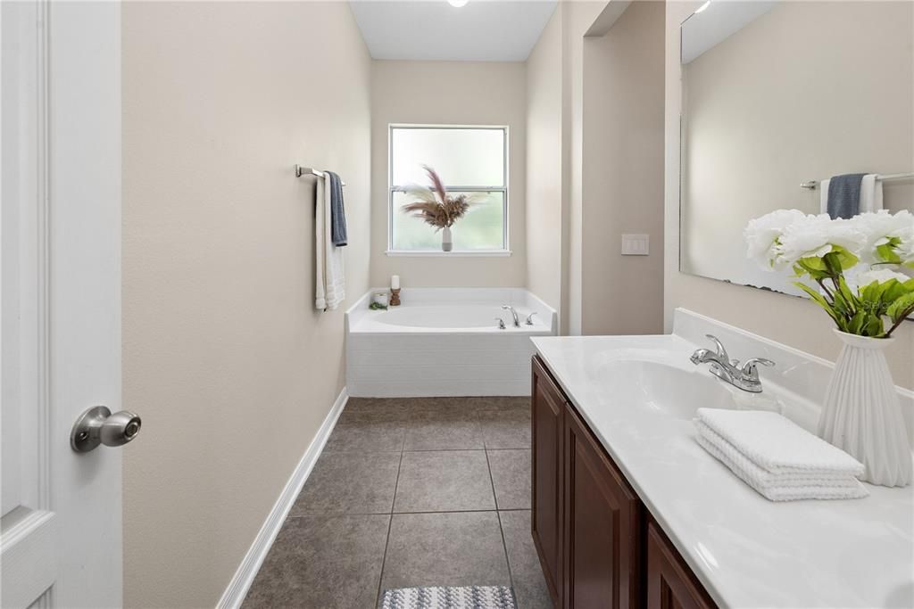 Activo con contrato: $334,900 (4 camas, 2 baños, 2732 Pies cuadrados)