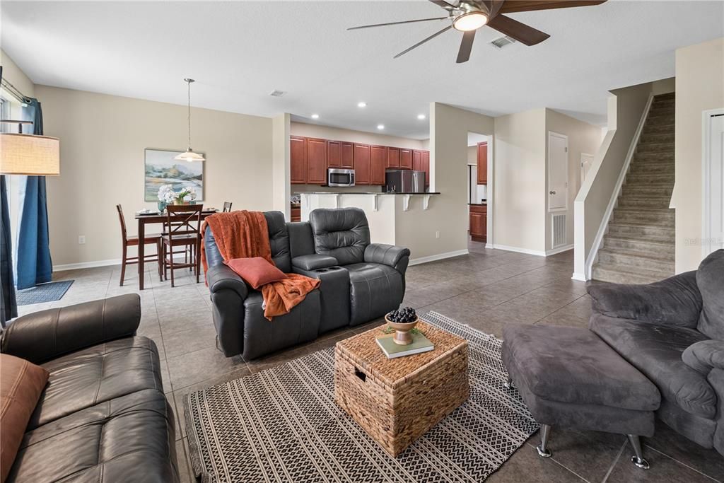 Activo con contrato: $334,900 (4 camas, 2 baños, 2732 Pies cuadrados)