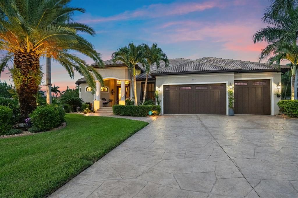 For Sale: $1,200,000 (3 beds, 2 baths, 2601 Square Feet)