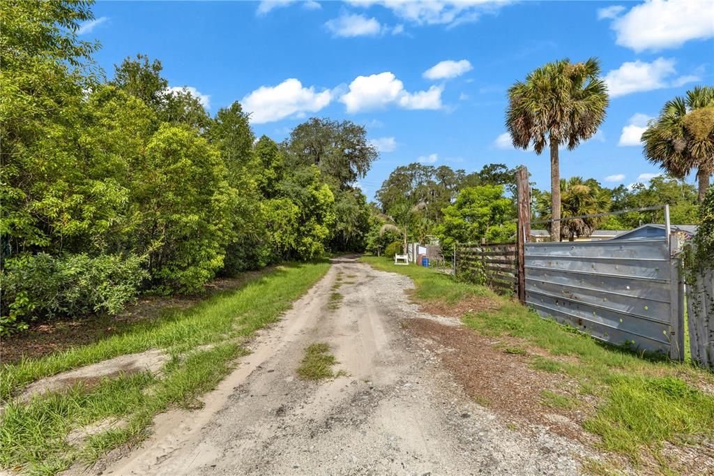 待售: $650,000 (1.53 acres)