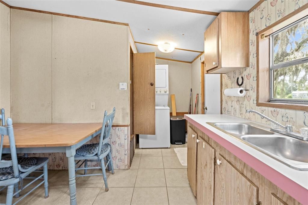 For Sale: $270,000 (3 beds, 2 baths, 864 Square Feet)