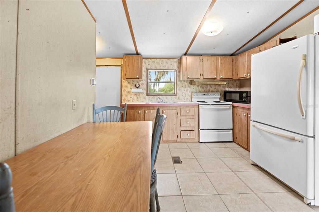 For Sale: $270,000 (3 beds, 2 baths, 864 Square Feet)