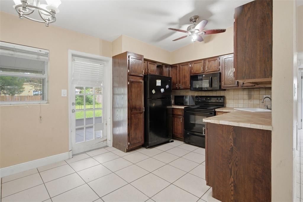 For Sale: $250,000 (3 beds, 1 baths, 888 Square Feet)