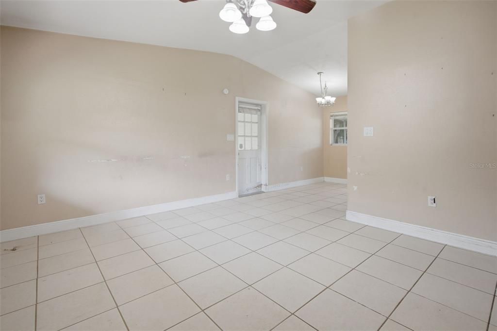 For Sale: $250,000 (3 beds, 1 baths, 888 Square Feet)