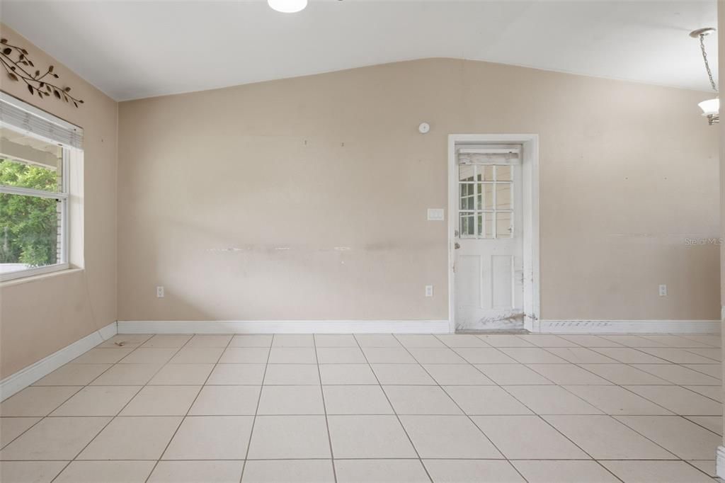 For Sale: $250,000 (3 beds, 1 baths, 888 Square Feet)