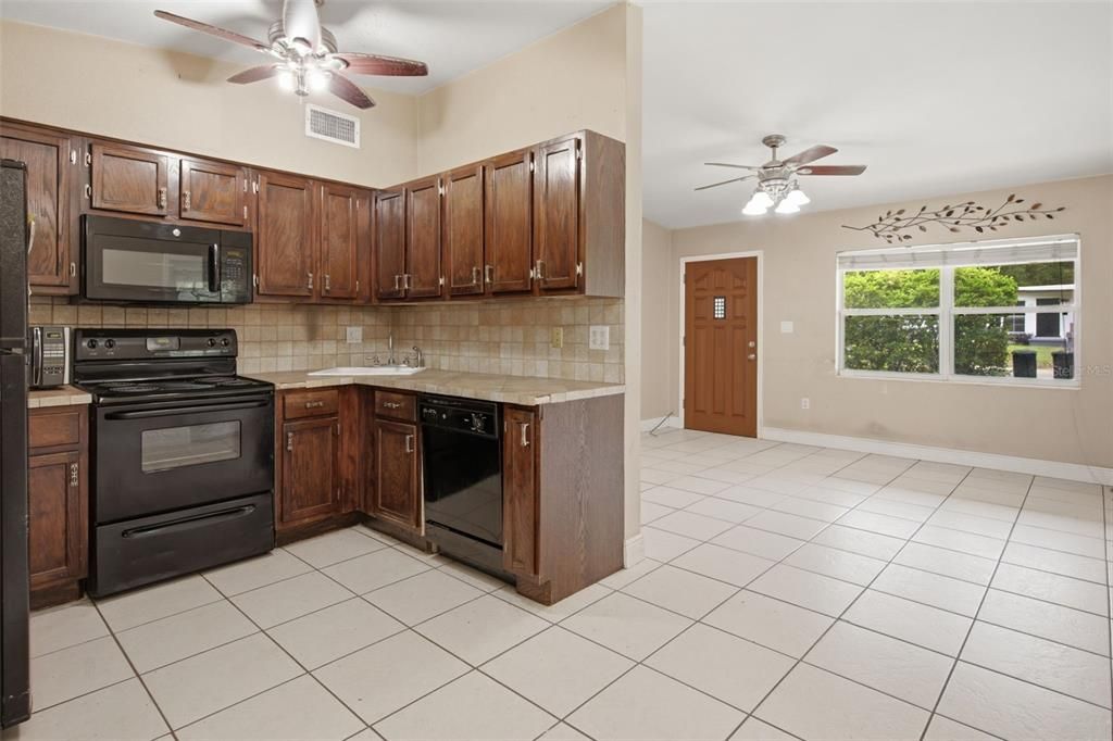 For Sale: $250,000 (3 beds, 1 baths, 888 Square Feet)
