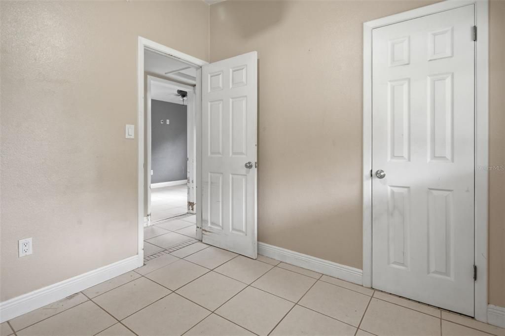 For Sale: $250,000 (3 beds, 1 baths, 888 Square Feet)