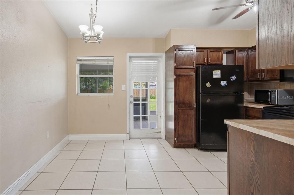 For Sale: $250,000 (3 beds, 1 baths, 888 Square Feet)