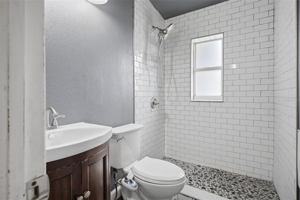 For Sale: $250,000 (3 beds, 1 baths, 888 Square Feet)
