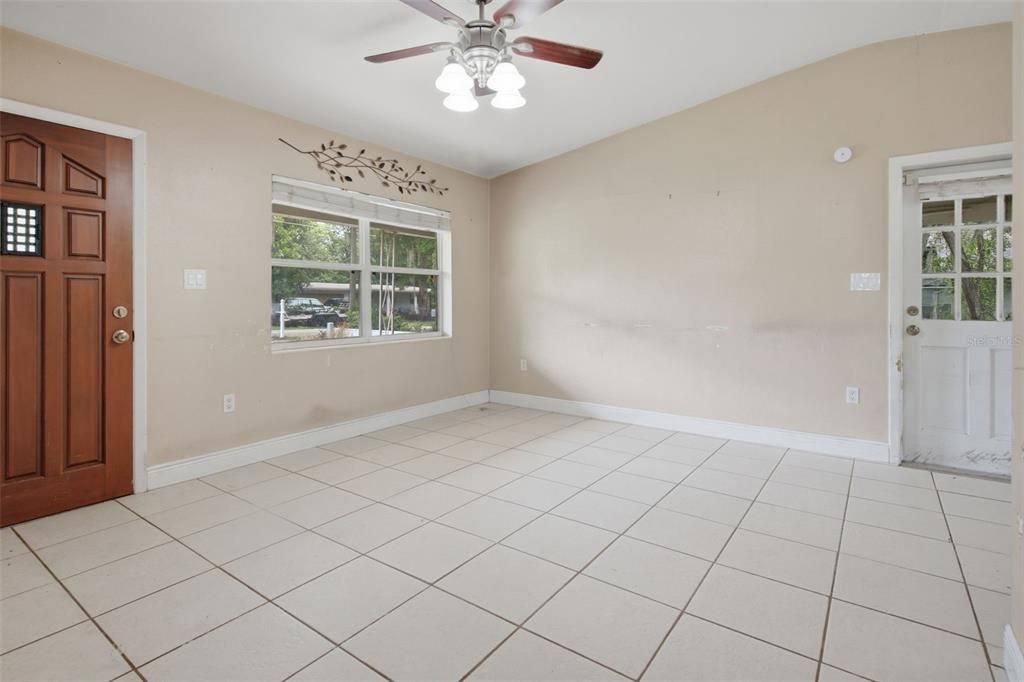 For Sale: $250,000 (3 beds, 1 baths, 888 Square Feet)