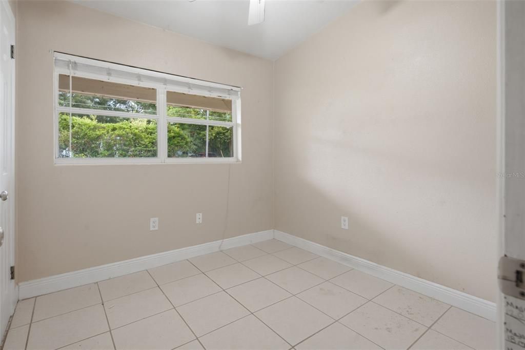 For Sale: $250,000 (3 beds, 1 baths, 888 Square Feet)