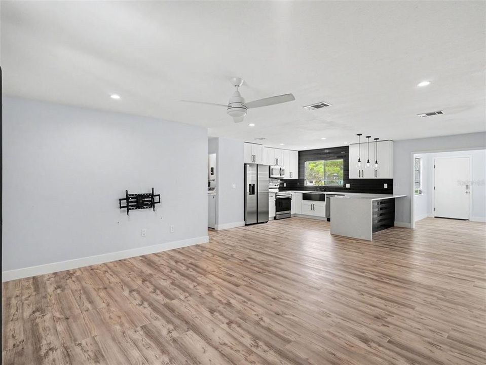 For Sale: $280,000 (3 beds, 2 baths, 1710 Square Feet)