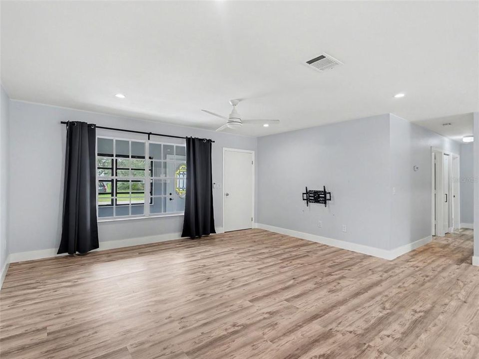 For Sale: $280,000 (3 beds, 2 baths, 1710 Square Feet)