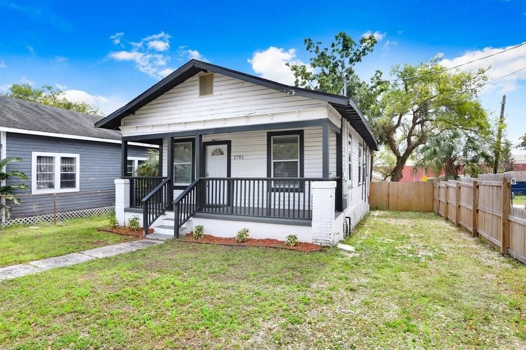 For Sale: $279,000 (3 beds, 1 baths, 889 Square Feet)