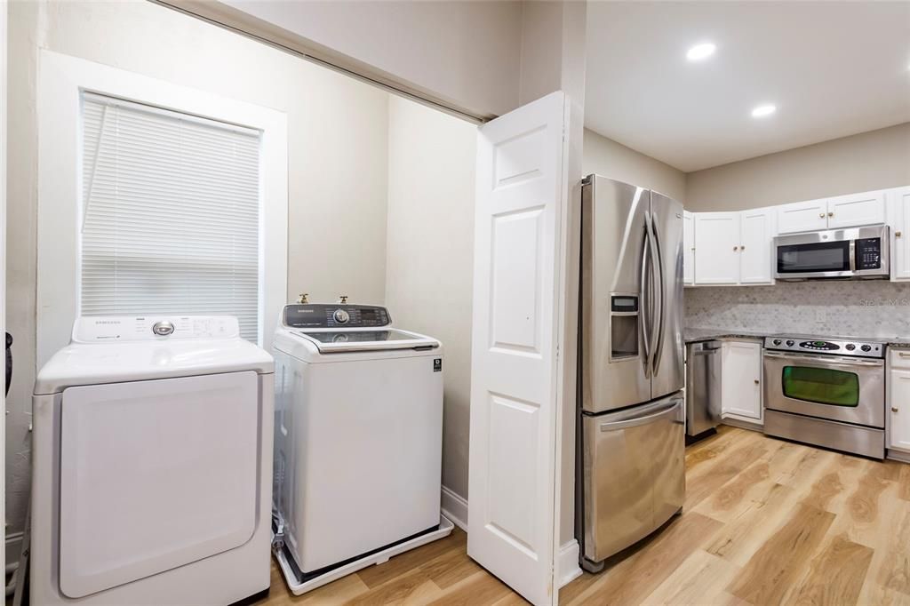 For Sale: $279,000 (3 beds, 1 baths, 889 Square Feet)