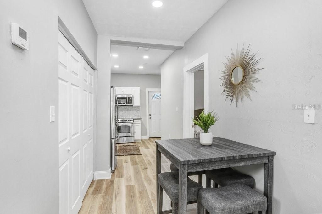 For Sale: $279,000 (3 beds, 1 baths, 889 Square Feet)