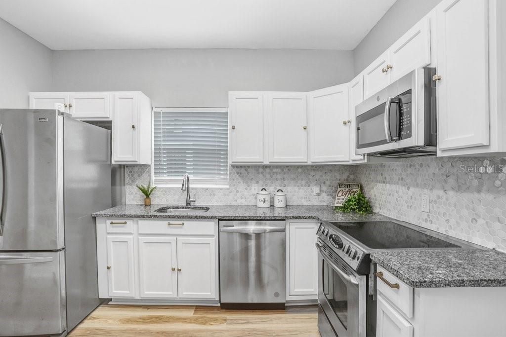 For Sale: $279,000 (3 beds, 1 baths, 889 Square Feet)