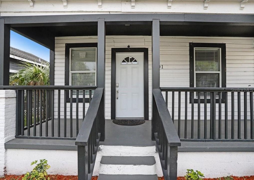 For Sale: $279,000 (3 beds, 1 baths, 889 Square Feet)