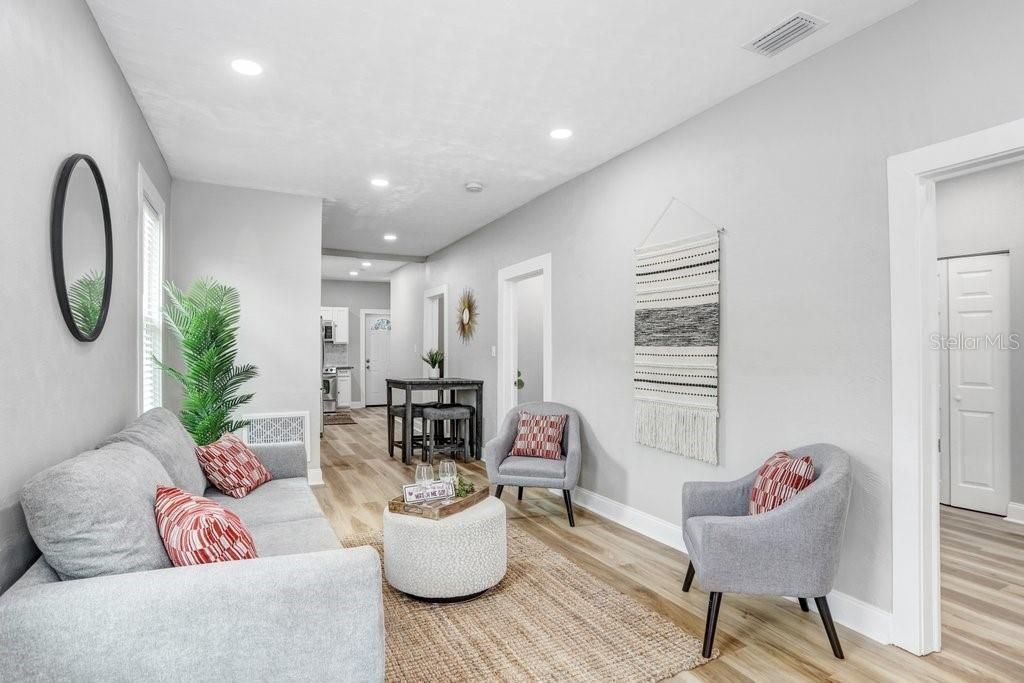 For Sale: $279,000 (3 beds, 1 baths, 889 Square Feet)