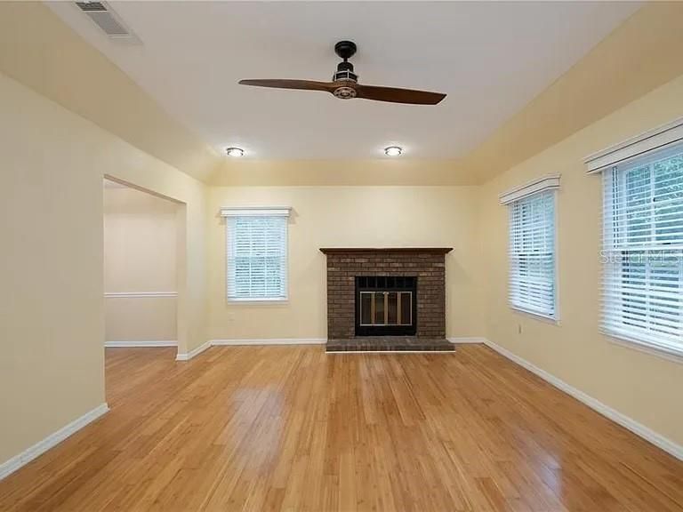 For Rent: $1,900 (2 beds, 1 baths, 1031 Square Feet)