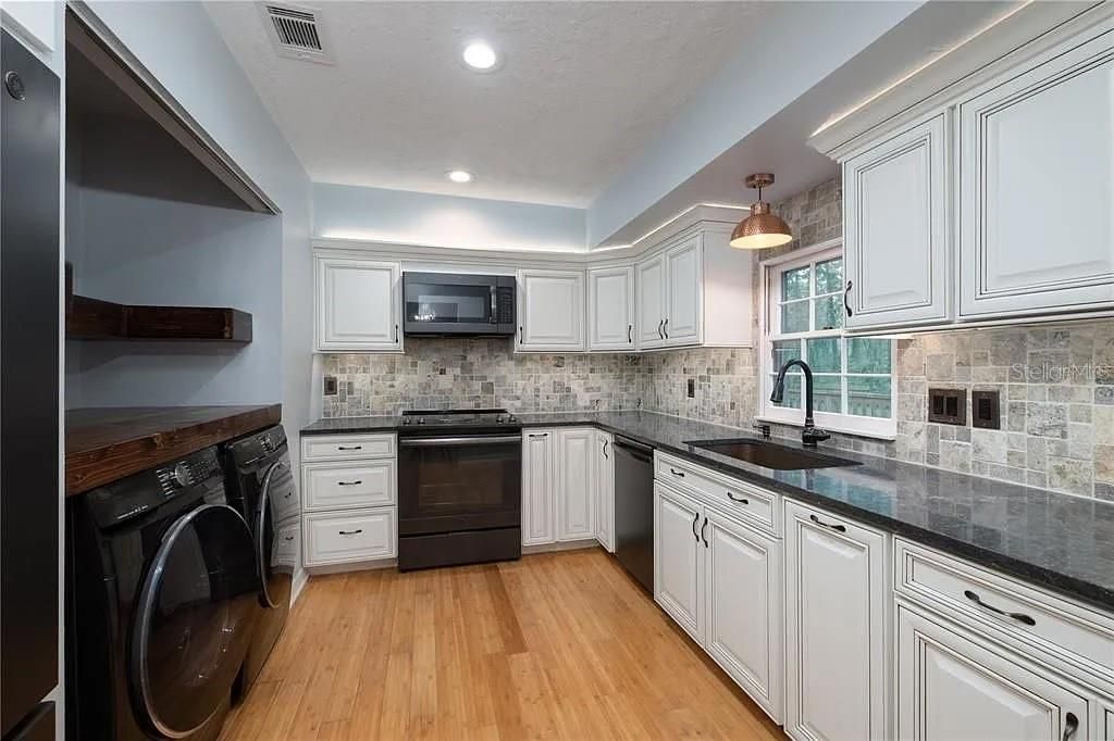 For Rent: $1,900 (2 beds, 1 baths, 1031 Square Feet)