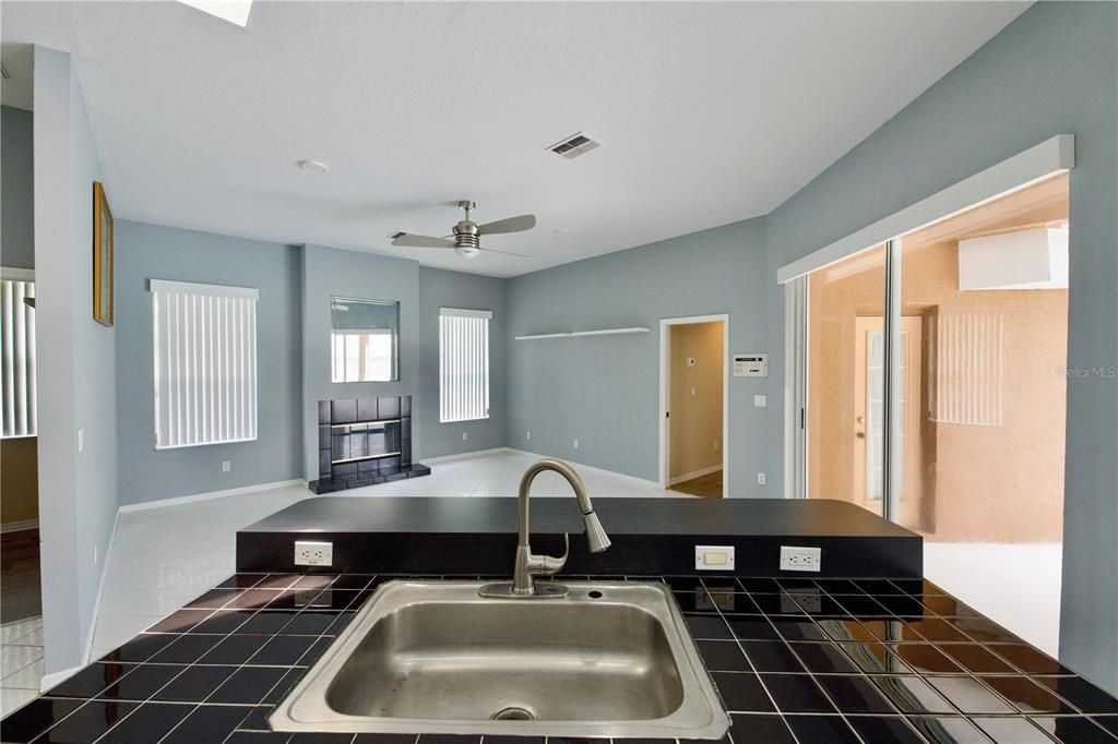 En Venta: $415,000 (3 camas, 2 baños, 2196 Pies cuadrados)