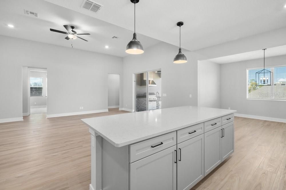 En Venta: $624,900 (4 camas, 2 baños, 2115 Pies cuadrados)