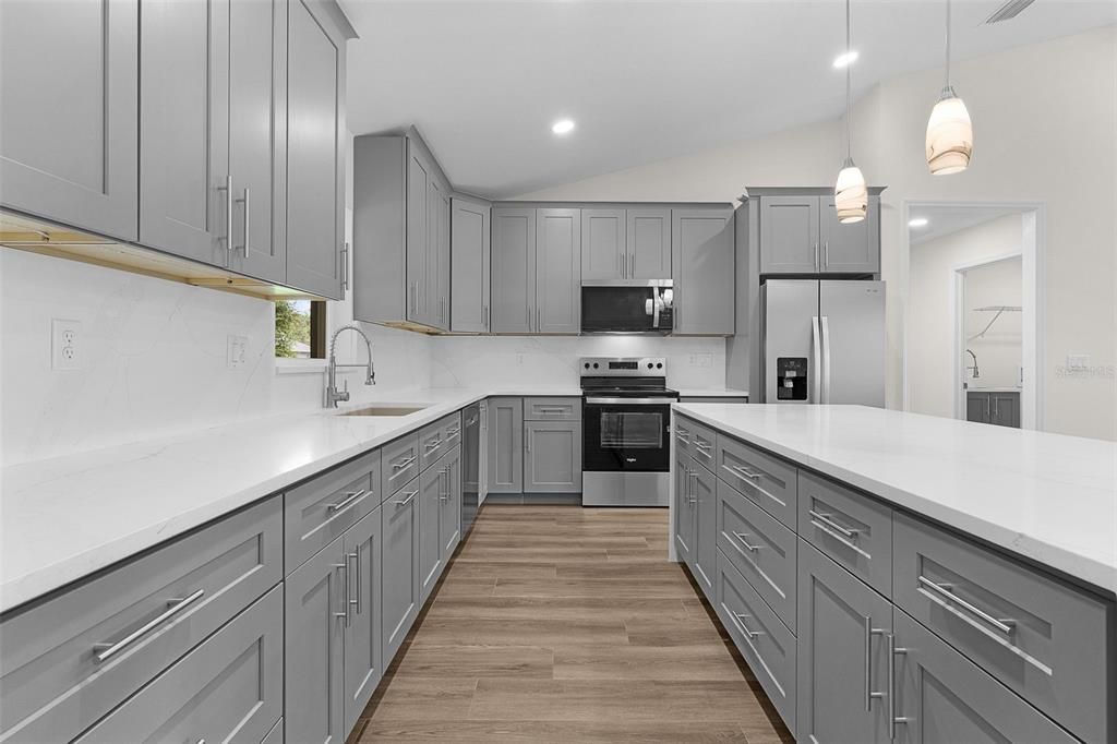 На продажу: $379,900 (4 спален, 3 ванн, 2011 Квадратных фут)