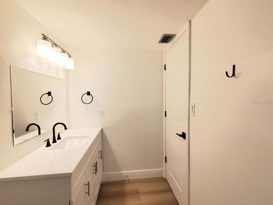 For Rent: $1,400 (1 beds, 1 baths, 595 Square Feet)