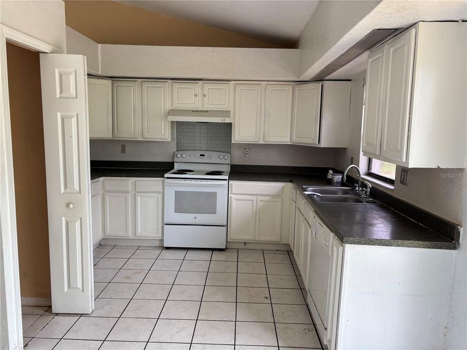 Active With Contract: $140,000 (3 beds, 2 baths, 1422 Square Feet)
