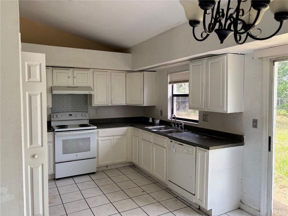 Active With Contract: $140,000 (3 beds, 2 baths, 1422 Square Feet)