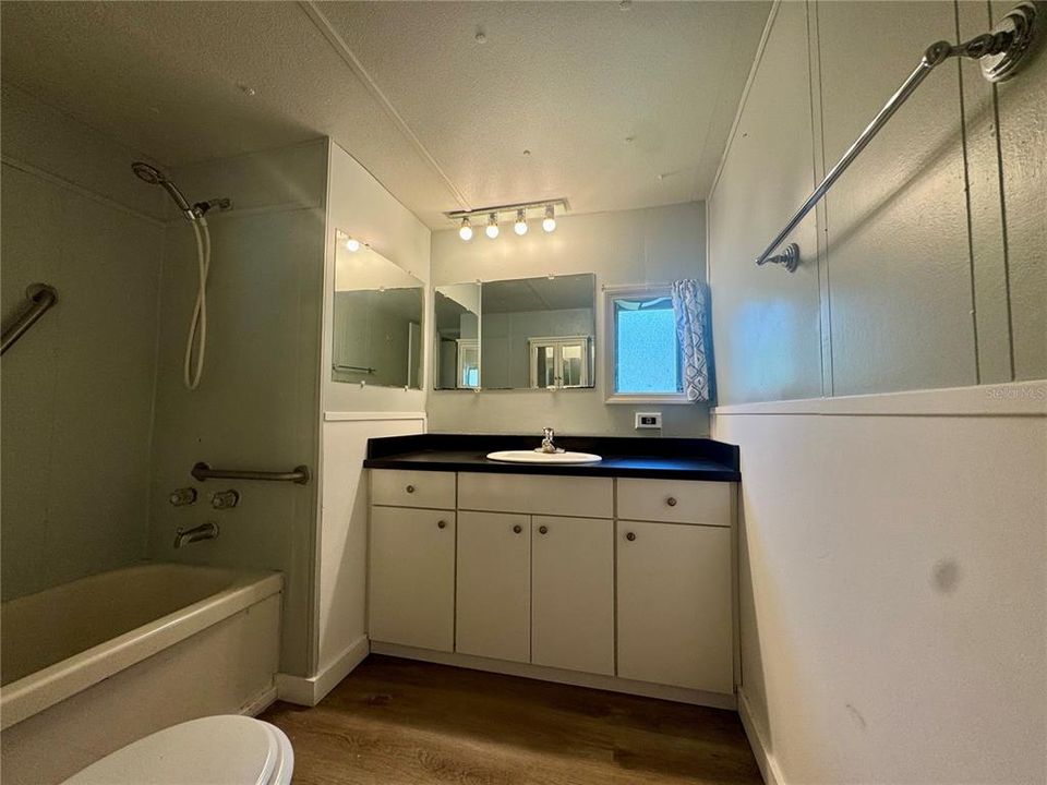 For Sale: $109,900 (2 beds, 2 baths, 784 Square Feet)
