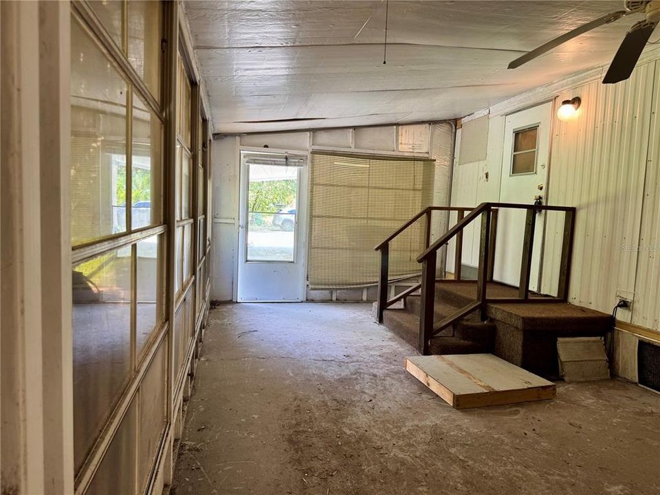 For Sale: $109,900 (2 beds, 2 baths, 784 Square Feet)