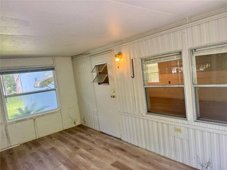 For Sale: $109,900 (2 beds, 2 baths, 784 Square Feet)