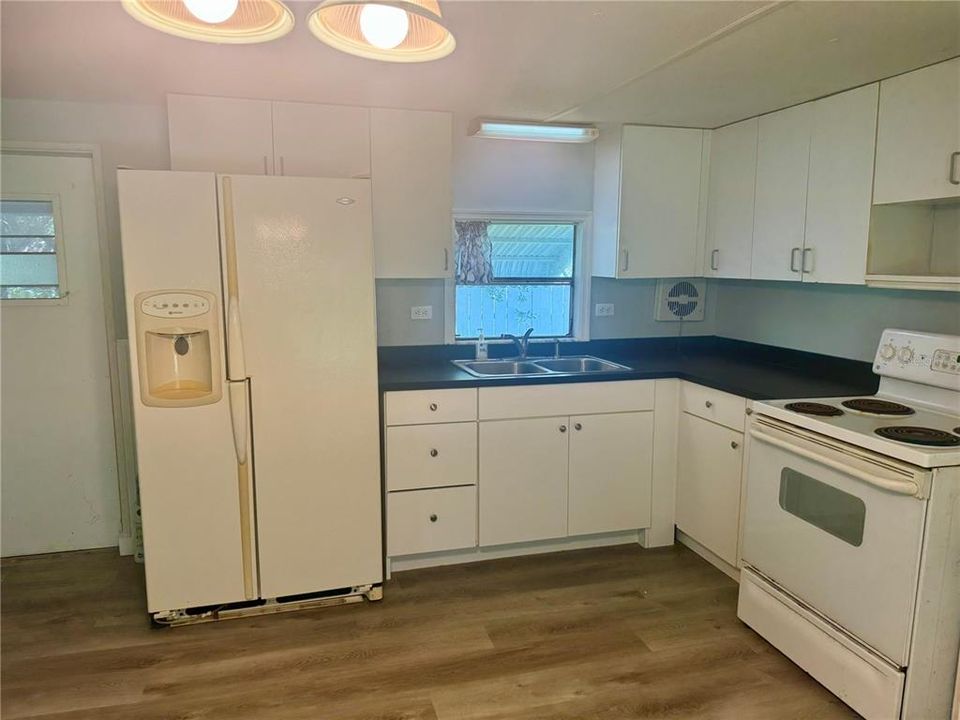 For Sale: $109,900 (2 beds, 2 baths, 784 Square Feet)