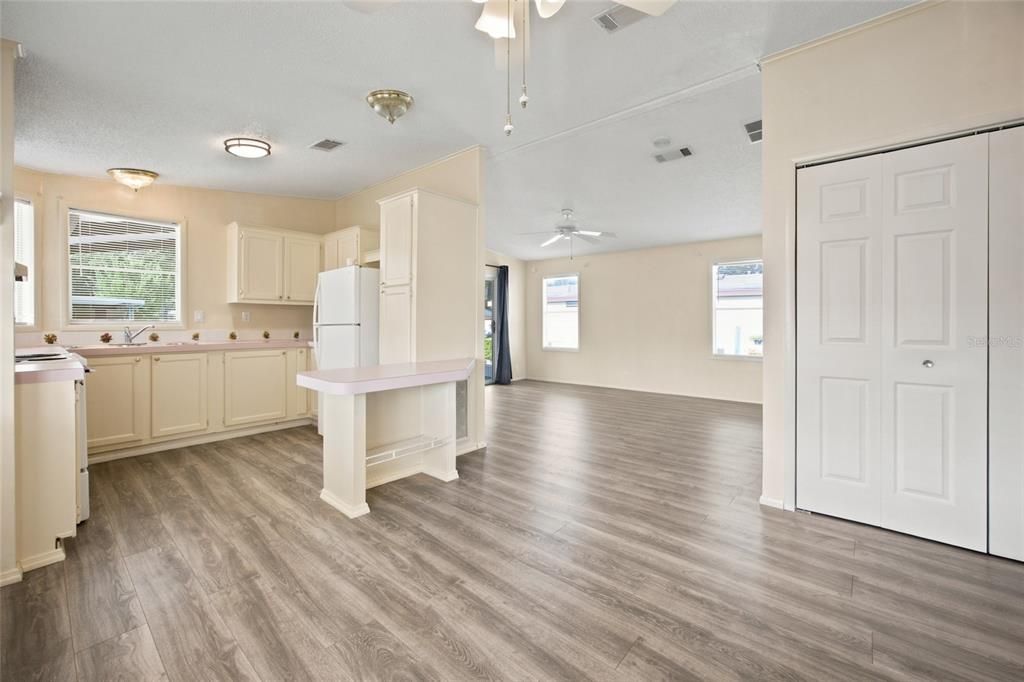 For Rent: $1,350 (2 beds, 2 baths, 920 Square Feet)