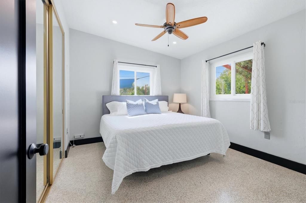 Active With Contract: $295,000 (2 beds, 2 baths, 1166 Square Feet)