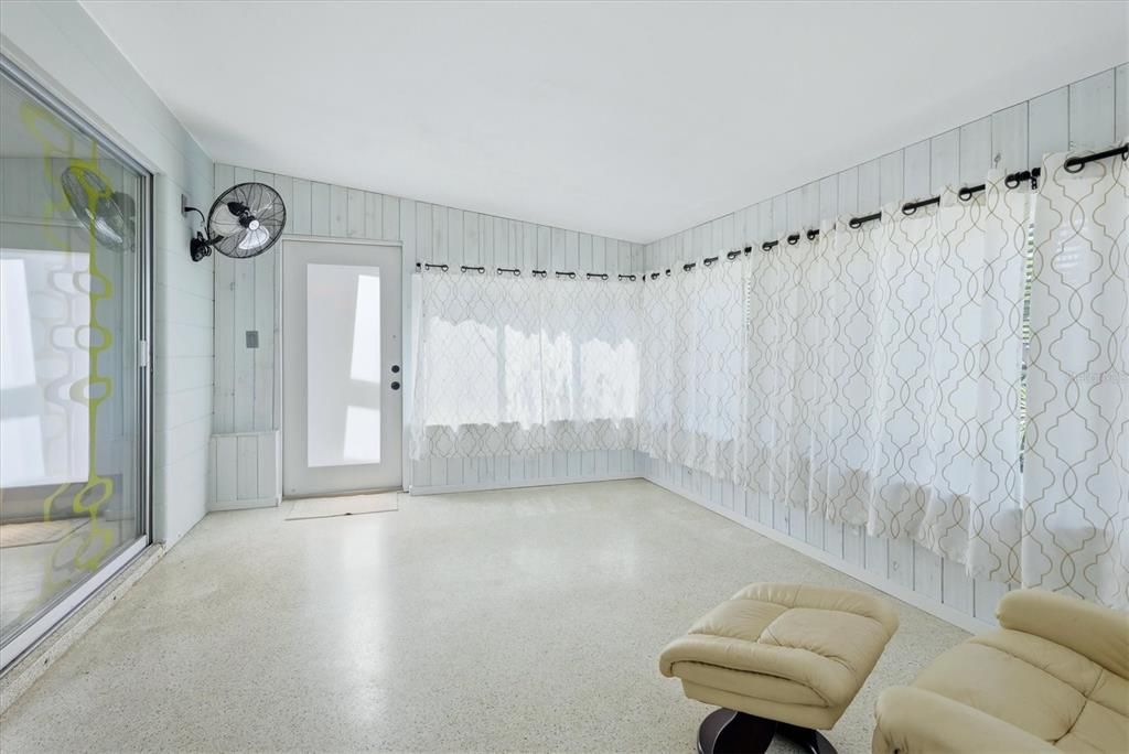 Active With Contract: $295,000 (2 beds, 2 baths, 1166 Square Feet)