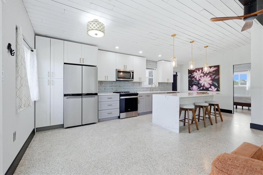 Active With Contract: $295,000 (2 beds, 2 baths, 1166 Square Feet)