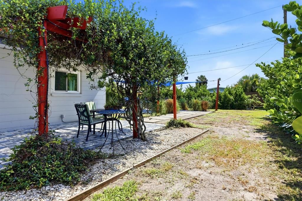 Active With Contract: $295,000 (2 beds, 2 baths, 1166 Square Feet)