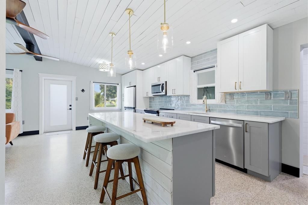 Active With Contract: $295,000 (2 beds, 2 baths, 1166 Square Feet)