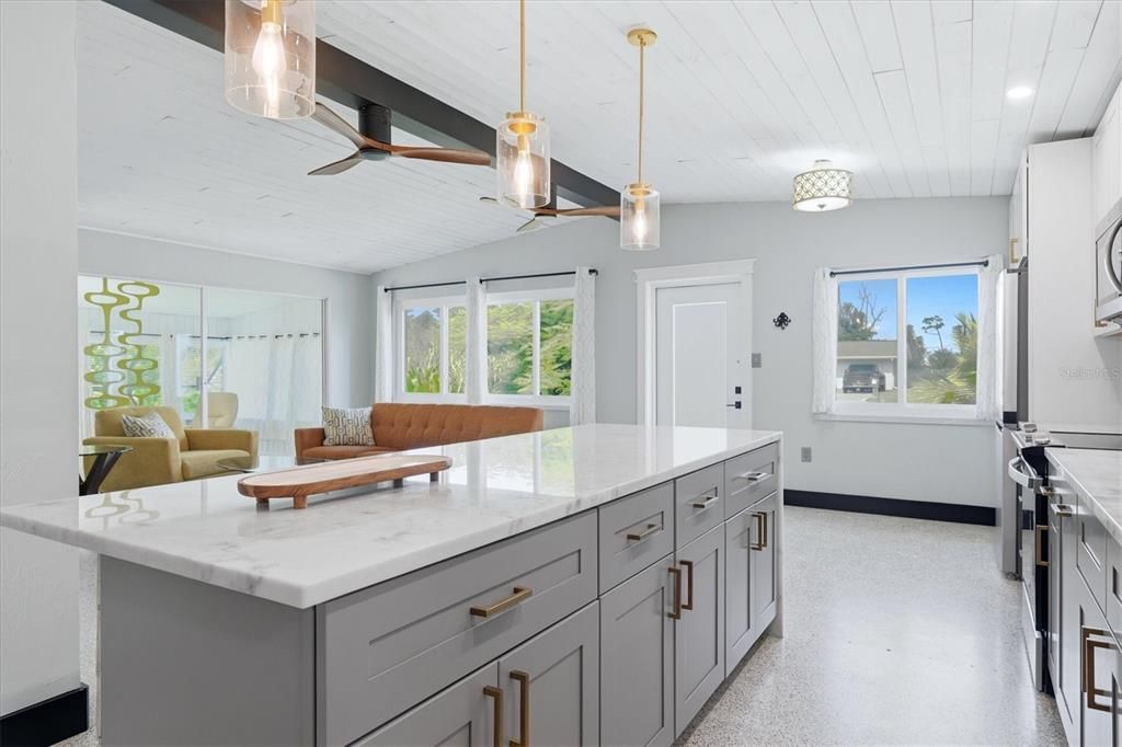 Active With Contract: $295,000 (2 beds, 2 baths, 1166 Square Feet)