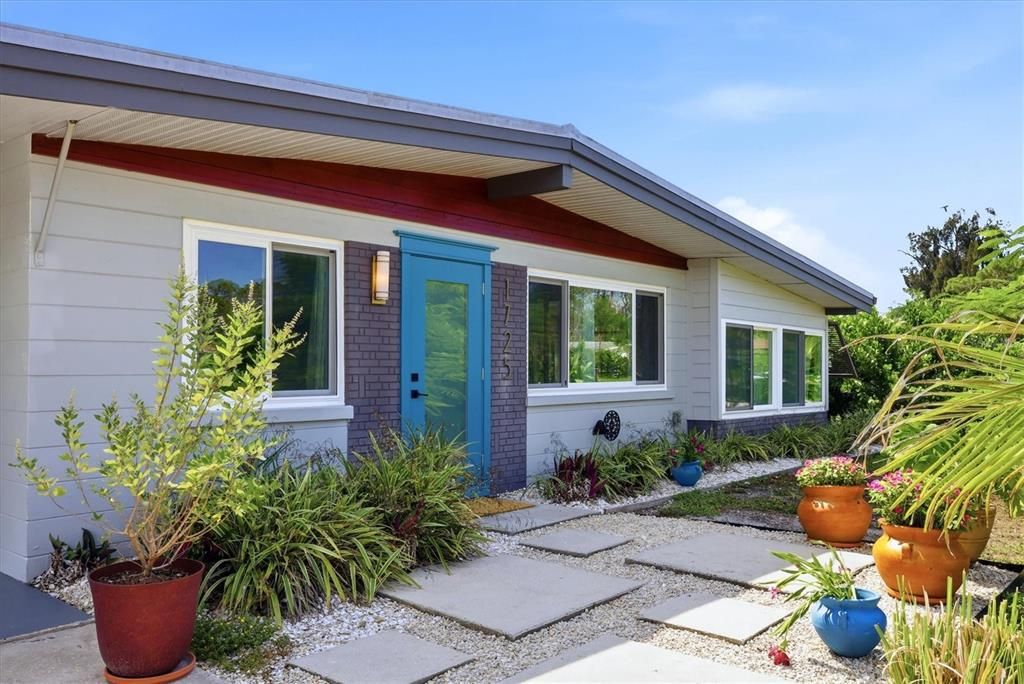 Active With Contract: $295,000 (2 beds, 2 baths, 1166 Square Feet)