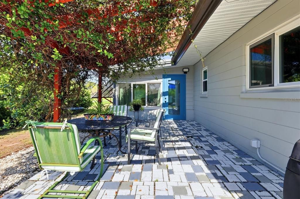 Active With Contract: $295,000 (2 beds, 2 baths, 1166 Square Feet)