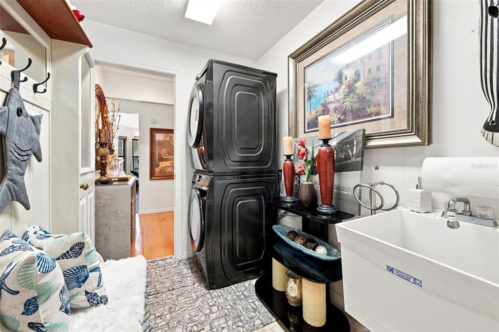 For Sale: $389,900 (3 beds, 2 baths, 1721 Square Feet)